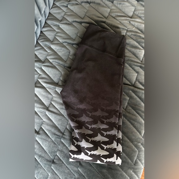 Aviator Nation shark leggings - Picture 2 of 4